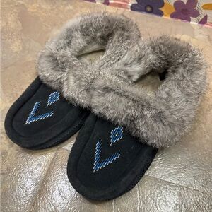 Manitoba Mukluk kids or ladies Faux Fur Lined Black Slippers with beading